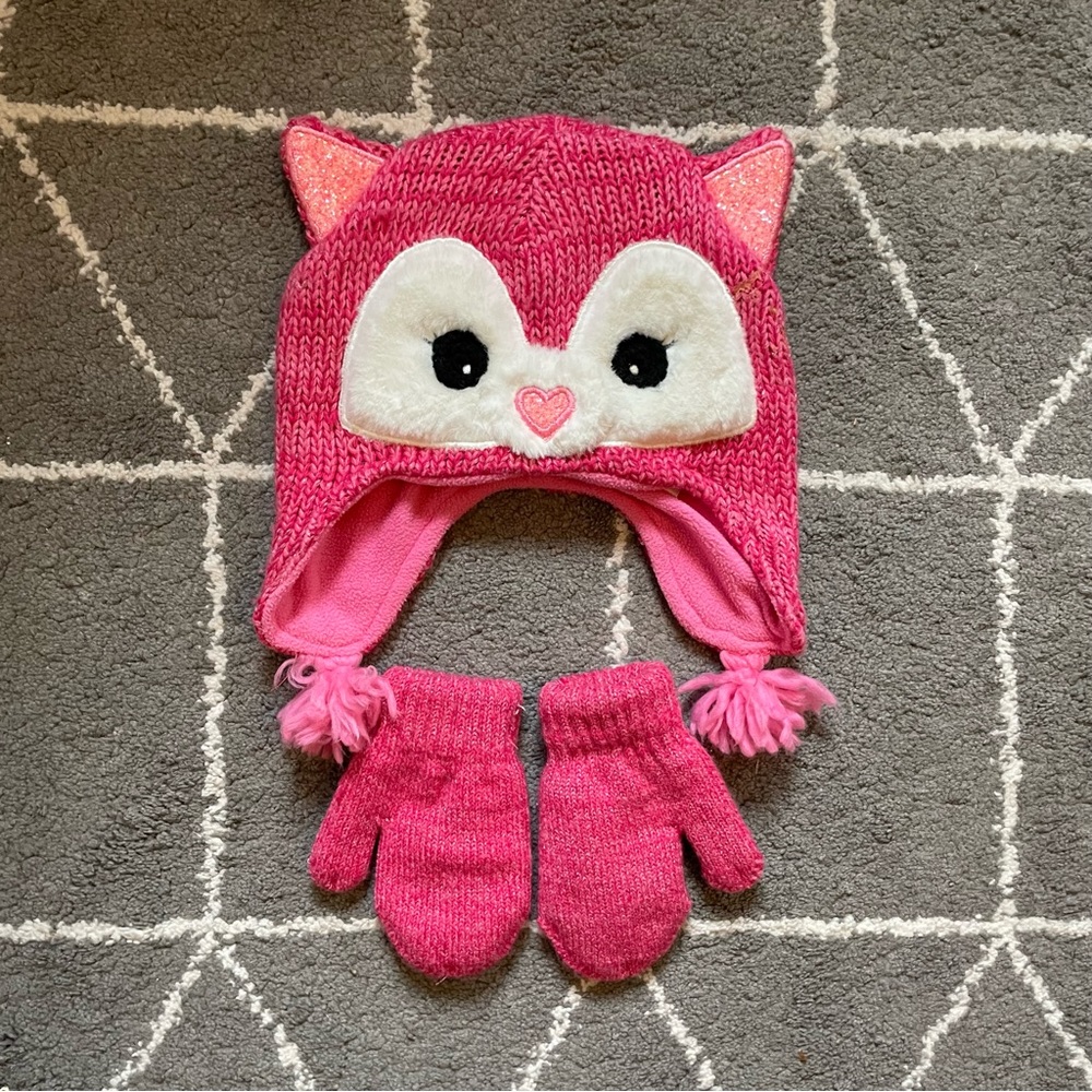 Childrens Place 6-12m matching hat and mitten set